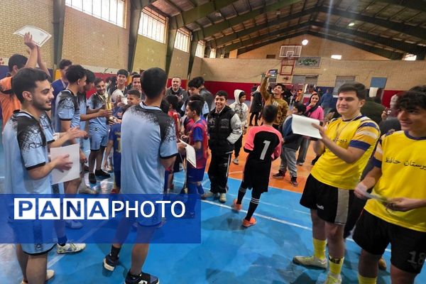 رقابت دانش‌آموزان رباط‌کریم در مسابقات بین مدرسه‌ای فوتسال