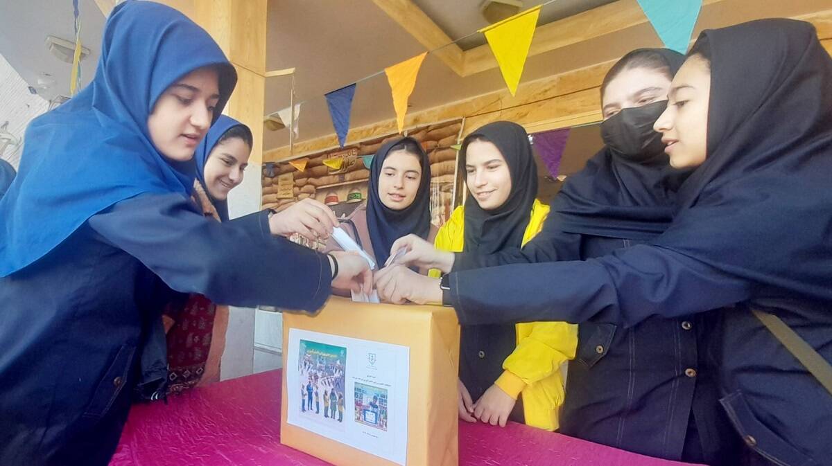 رأی‌گیری انجمن ورزشی در دبیرستان حضرت معصومه(س) ناحیه ۴ کرج 