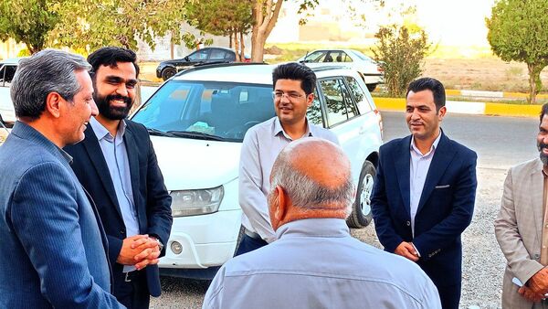 فرماندار کاشمر از سالن و چمن مصنوعی روستای قوژد بازدید کرد
