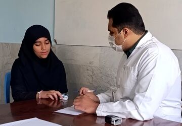 معاینات پزشکی دانش آموزان  دبیرستان مهر نیشابور 