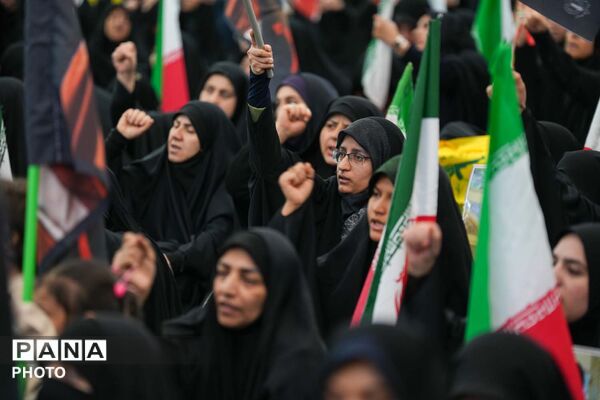 اجتماع بانوان انقلابی به مناسبت چهلم قائد امت و شهدای میناب در مسجد جمکران 