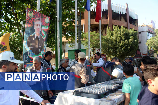 جلوه‌های حماسی از حضور نوجوانان قمی در مراسم تشییع شهدا 