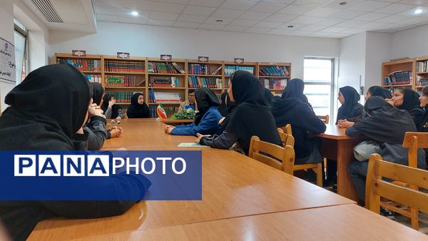 بازدید دانش‌آموزان دبیرستان فاطمه الزهرا(س) از کتابخانه شهید بهشتی 
