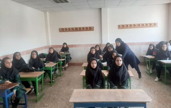 جشن جوانه‌ها و مراسم آغاز پایه هفتم در دبیرستان دخترانه فاطمه الزهرا در شهرستان فیروزکوه