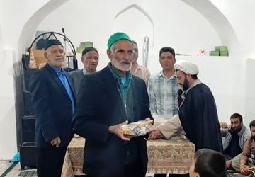 اهدای جوایز به نونهالان شرکت کننده در نماز جماعت مسجد علی بن ابی طالب روستای پیکان