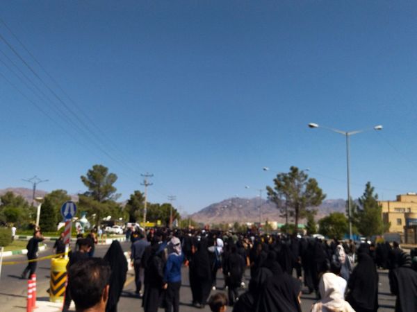 حضور پرشور مردم کاشمر در پیاده‌روی جاماندگان اربعین حسینی