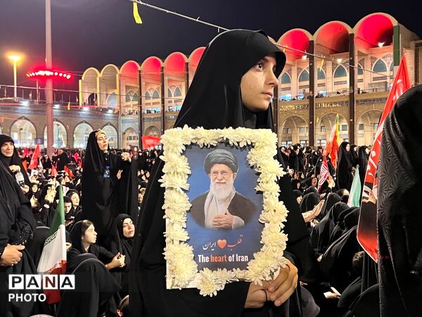 وداع حماسی مردم با شهدای وطن در مصلای تهران