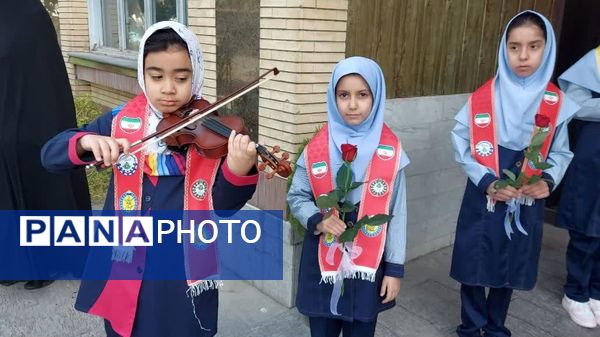 آغاز سال تحصیلی جدید باحضور مسئولان در دبستان فرهنگیان ۲ مشهد