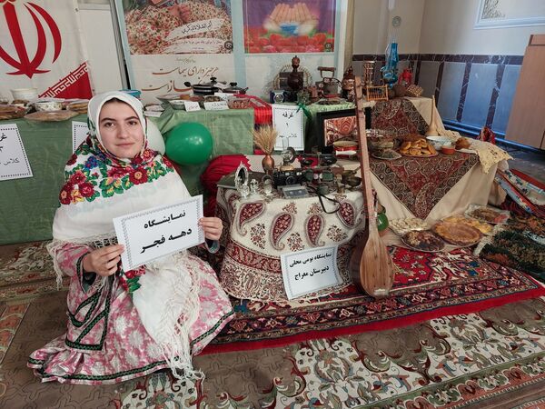 جشنواره غذا به‌مناسبت دهه فجر در دبیرستان معراج 