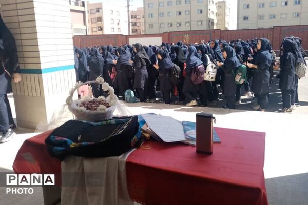 جشن عاطفه‌ها در دبیرستان دخترانه خوارزمی؛ مهربانی دانش‌آموزان در قاب همدلی