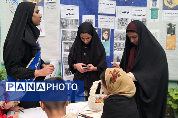 برپایی غرفه‌های اتحادیه انجمن‌های اسلامی در شهرستان فیروزکوه