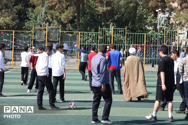مسابقات فوتبال جام شهید آرمان در دبیرستان ماندگار البرز