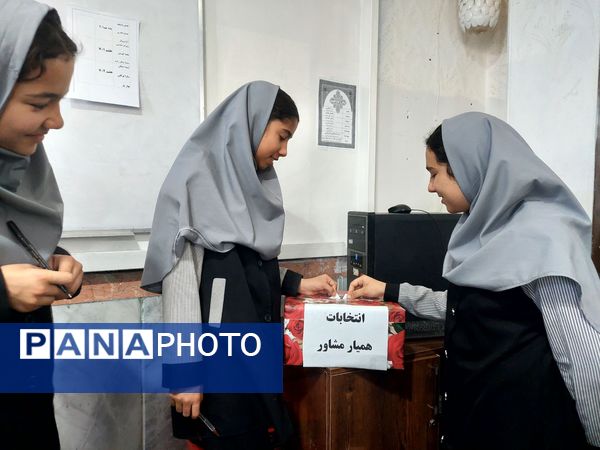  تجلیل از همیاران مشاور دبیرستان نمونه دولتی مهرورزان