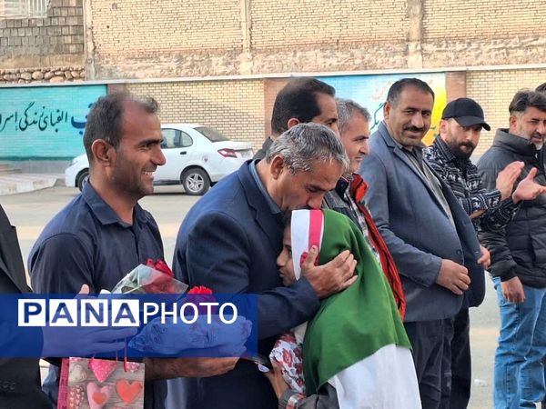 بوسه دختران روستای لالب بر دستان زحمت‌کشیده پدران