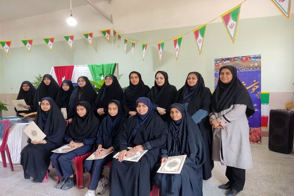 نمایشگاه دست‌سازه‌های دانش‌آموزی و تجلیل از فعالان نماز 