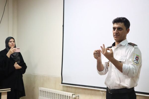 بازدید خبرنگاران پانا ناحیه یک و دو یزد از مرکز شماره ۹ آتشنشانی یزد