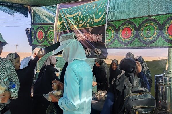 قدم به قدم به سوی نور کاروان پیاده روی از فیروزه به سمت مشهد مقدس