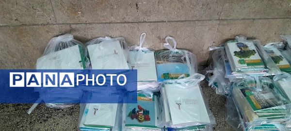 توزیع کتاب درسی دانش‌آموزان دبیرستان شهدای انقلاب اسلامی ناحیه 3 کرج
