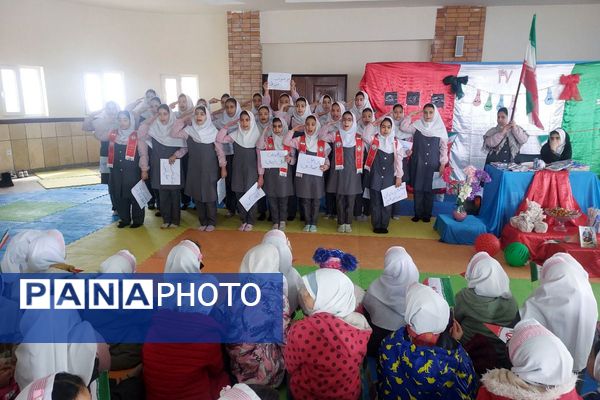 مراسم دهه‌فجر در دبستان صدیقه‌کبری فیروزکوه با اجرای سرود و تقدیر از دانش‌آموزان برگزیده