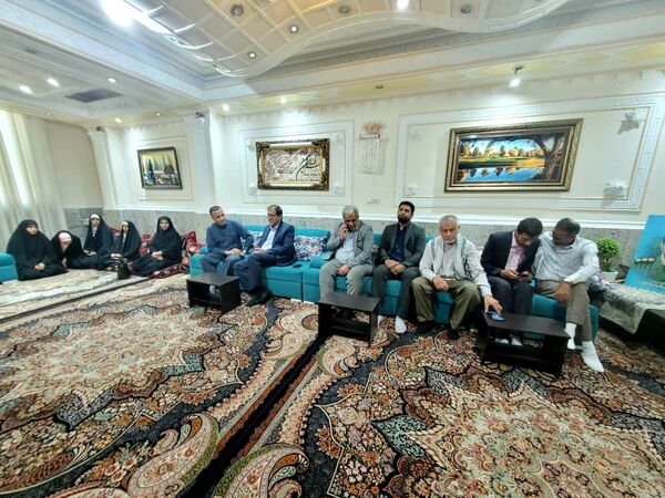 دیدار مسئولان آموزش و پرورش ناحیه یک بندرعباس با خانواده شهید رضا زارعی