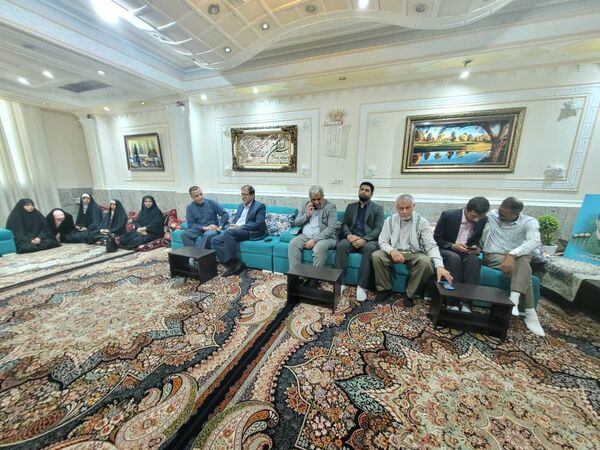 دیدار مسئولان آموزش و پرورش ناحیه یک بندرعباس با خانواده شهید رضا زارعی