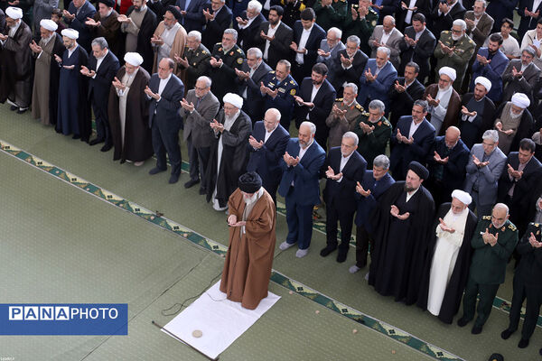 اقامه نماز عید فطر به امامت مقام معظم رهبری