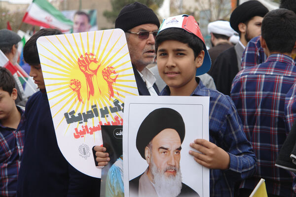 جلوه‌های حضور دانش‌آموزان در راهپیمایی 13 آبان