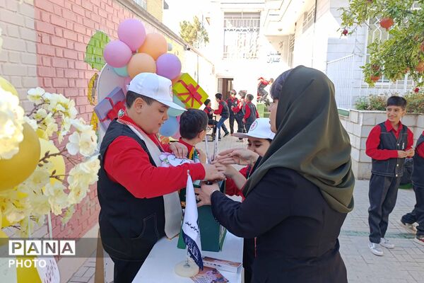 جشن عاطفه‌ها در دبستان ایمان همزمان با سراسر کشور
