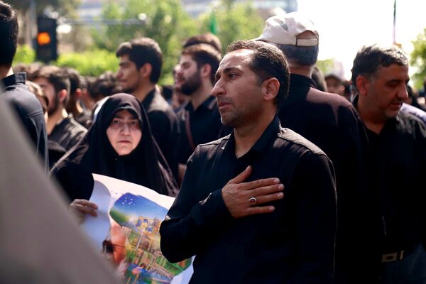 برگزاری مراسم وداع تهرانی‌ها با پیکر ابراهیم رئیسی و همراهانش