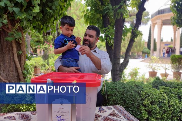 حضور پرشور مردم شیرازدرشعبه اخذ رأی حافظیه 