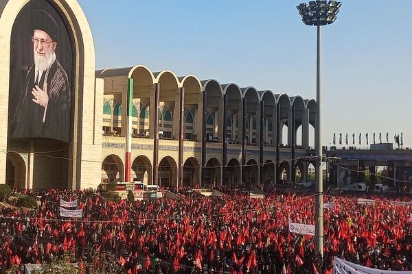بدرقه با اشک و بیعت ،ایران در سوگِ قائد شهید امت
