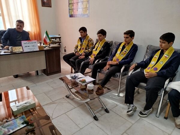 جلسه شورای دانش‌آموزی دبیرستان پسرانه متوسطه اول سما شهرستان کاشمر به مناسبت ایام دهه فجر 