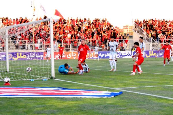 برد شیرین تراکتور در خانه مقابل آلمینیوم اراک