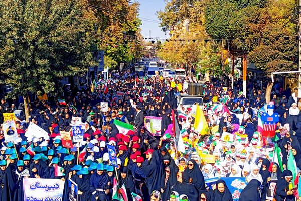 خروش هزاران دانش آموز ورامینی در ۱۳ آبان