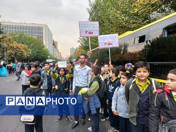 حضور مدیر آموزش و پرورش منطقه ۱۳ در راهپیمایی روز دانش‌آموز 