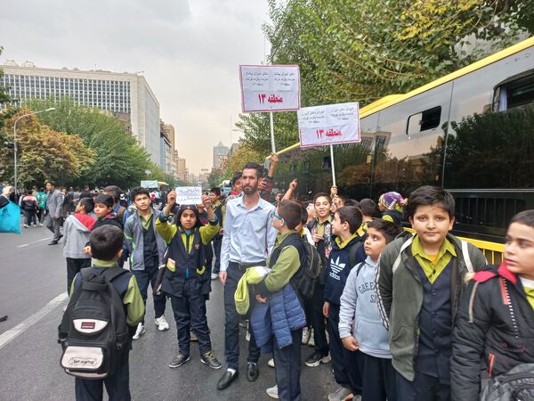 حضور مدیر آموزش و پرورش منطقه ۱۳ در راهپیمایی روز دانش‌آموز 