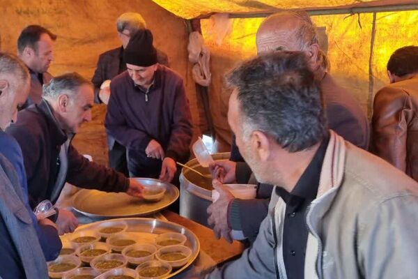 پذیرایی موکب شهدای فیروزکوه در روز شهادت حضرت فاطمه (س).