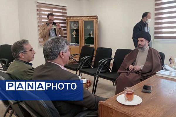 اقامه نماز جماعت در دبیرستان هجرانی پردیس به امامت امام جمعه شهرستان