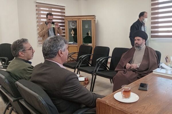 اقامه نماز جماعت در دبیرستان هجرانی پردیس به امامت امام جمعه شهرستان
