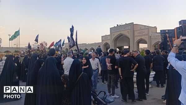 بیرق سیاه عزا در شب اول محرم بر گنبد ملکوتی امام هشتم برافراشته شد