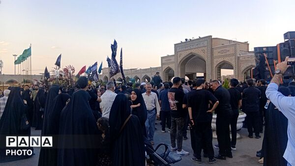 بیرق سیاه عزا در شب اول محرم بر گنبد ملکوتی امام هشتم برافراشته شد