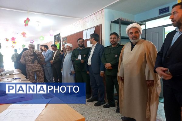 مشارکت حداکثری مردم شهیدپرور شهر تیتکانلو بخش خبوشان پای صندوق‌های رأی 