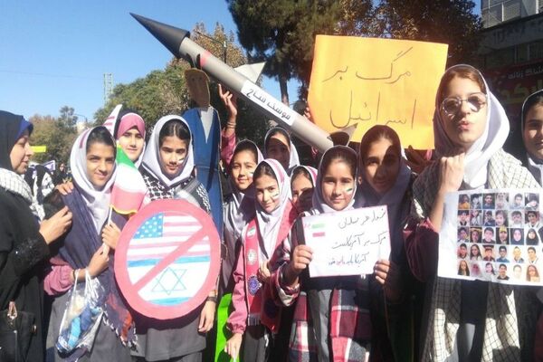 راهپیمایی یوم‌الله ۱۳ابان ماه در شهرستان نیشابور 