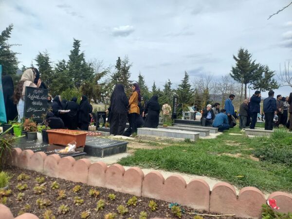 سنت حضور در آرامگاه اموات در روز عید فطر در کیاسر 