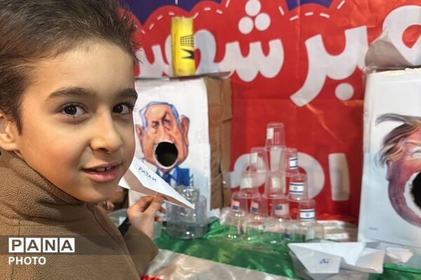 حضور فرهنگیان و دانش آموزان دبستان شهید قلنبر ناحیه دو شهرری در تجمعات شبانه