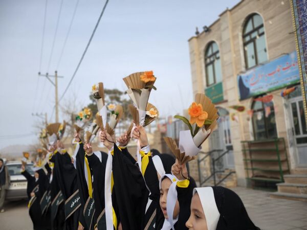 اجرای گروه سرود"هیئت دختران طوبی"در موکب های سطح شهرستان بام و صفی آباد 
