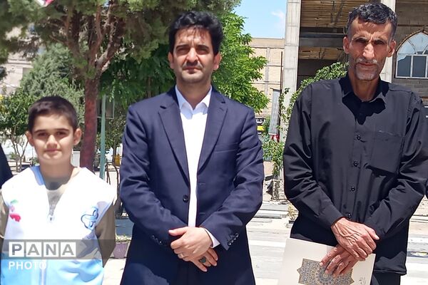 غبارروبی مزار شهدای آستان مقدس امام زاده‌حسن نسیم‌شهر