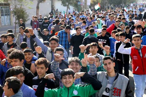 حضور پرشور دانش‌آموزان در راهپیمایی ۱۳آبان منطقه کهریزک 