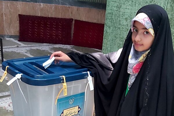 حضور مسئولان کشوری و استانی در کنار آحاد مردم شهیدپرور ناحیه 2 شهرری پای صندوق‌های رای 