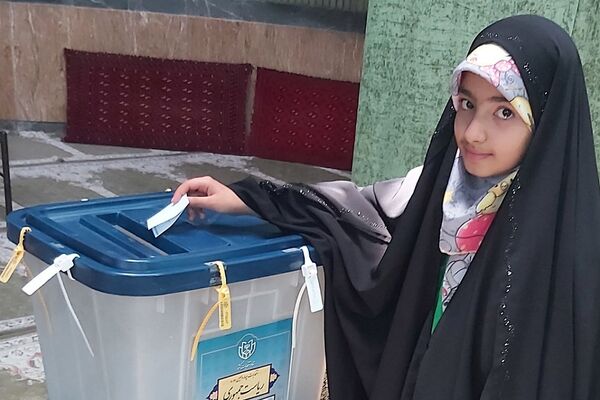 حضور مسئولان کشوری و استانی در کنار آحاد مردم شهیدپرور ناحیه 2 شهرری پای صندوق‌های رای 